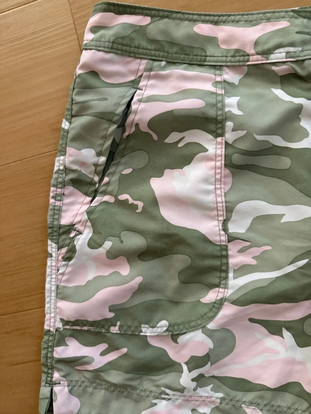 GUY HARVEY WOMEN’S SIZE 10 GREEN PINK CAMO FISHING CAMPING SHORTS BREATHABLE EUC